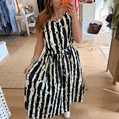 https://www.paprika.pt/product/vestido-black-and-white