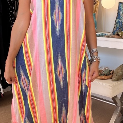 Vestido comprido listrado com padrão geométrico colorido em tons rosa, amarelo e azul