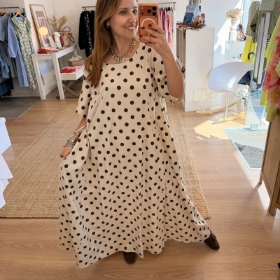 Vestido comprido bege com bolinhas pretas e mangas curtas