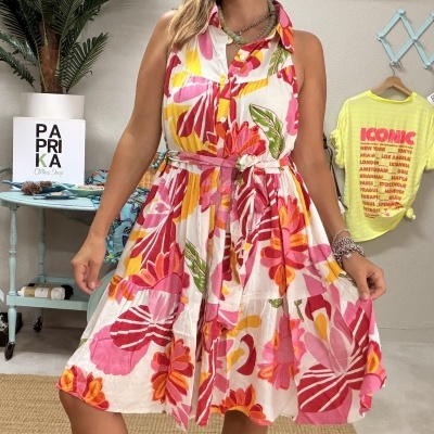 Vestido floral colorido para mulher com sandálias pretas