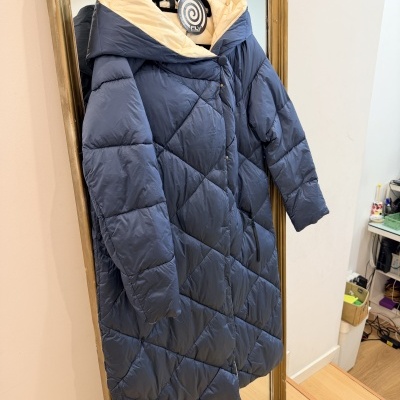 Casaco acolchoado azul escuro com capuz amarelo e etiqueta FLY