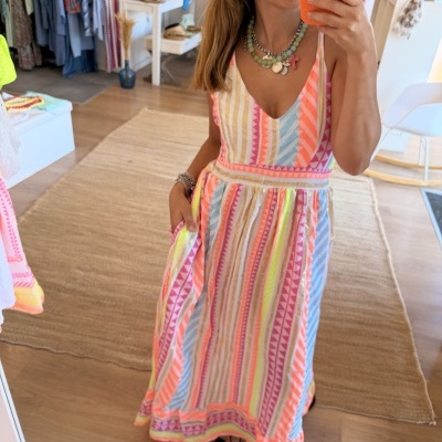 Vestido comprido colorido com padrão de riscas verticais e motivos geométricos