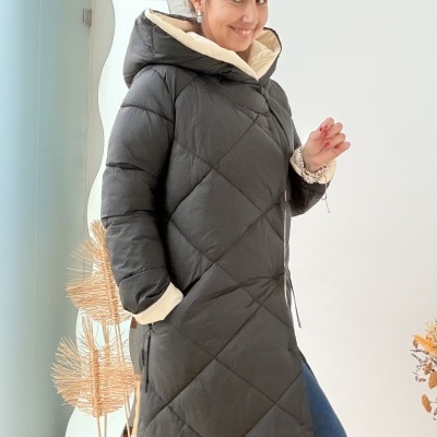 Mulher a usar casaco comprido acolchoado preto com capuz e interior bege