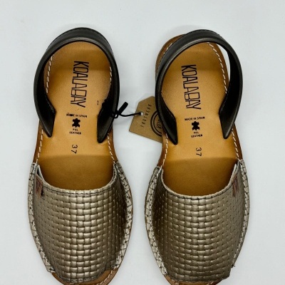 Sandálias Koralbay prateadas com alça preta e sola castanha