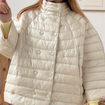 Casaco acolchoado bege claro com botões e gola alta