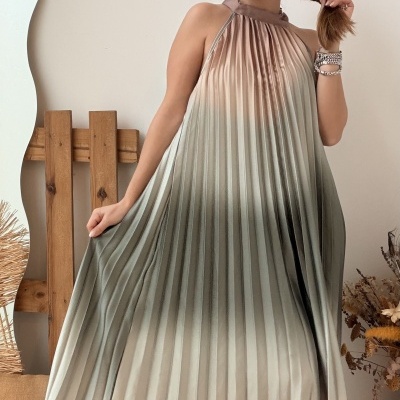 Vestido longo plissado com gradiente de cores, usado por mulher