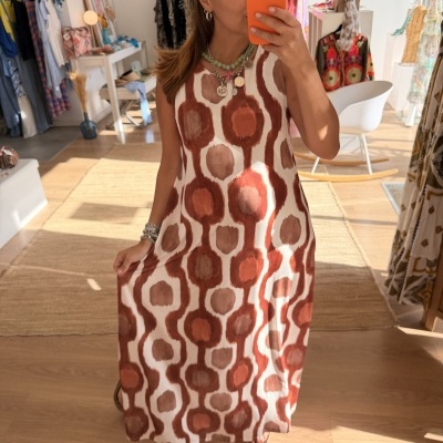 Vestido comprido sem mangas com padrão vermelho e rosa