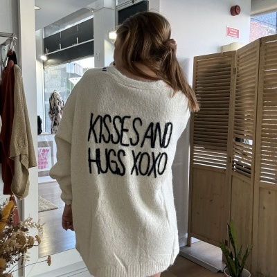 Camisola branca oversized com texto KISSES AND HUGS XOXO nas costas