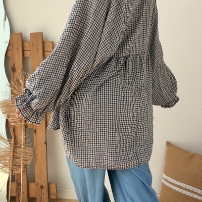 Blusa oversize xadrez castanho bege azul e calças largas azul claro