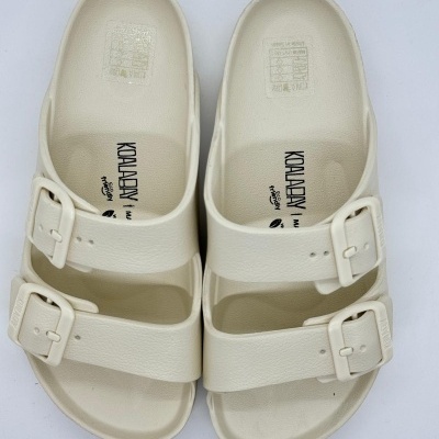 Sandálias creme tipo birkenstock com duas tiras e fivelas, texto KOALALAY no interior