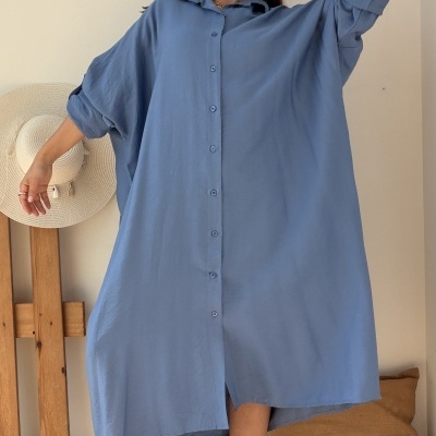 Vestido camiseiro azul claro de manga comprida com botões