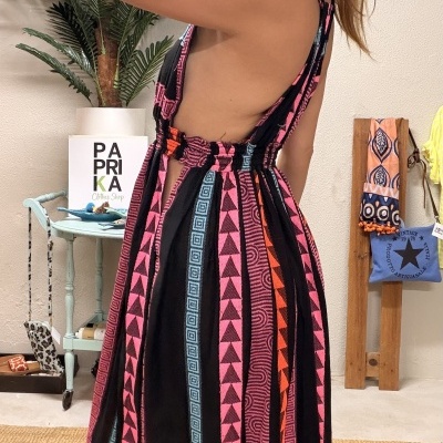 Vestido longo colorido com padrões geométricos e costas abertas