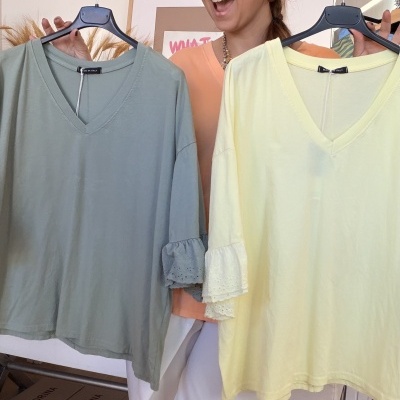 Camisolas de malha verde clara e amarela com folho em renda na manga 3/4