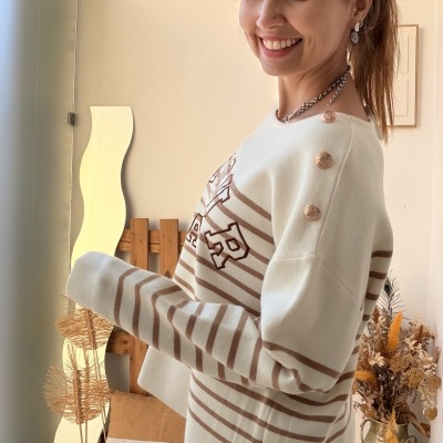 Camisola de malha branca com riscas castanhas e botões dourados no ombro