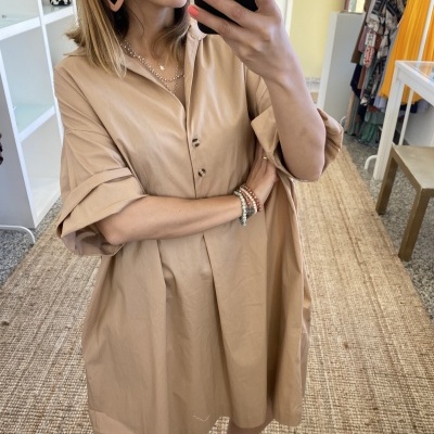 Vestido oversize bege com botões frontais e gola de camisa