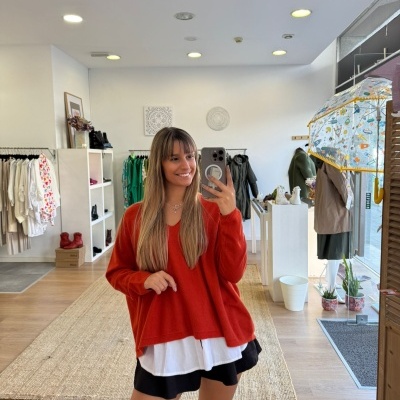 Mulher numa loja de roupa a tirar selfie no espelho