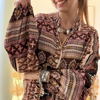 vestido com padrões geométricos em tons castanho e rosa