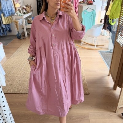 Vestido solto cor de rosa com gola e botões frontais