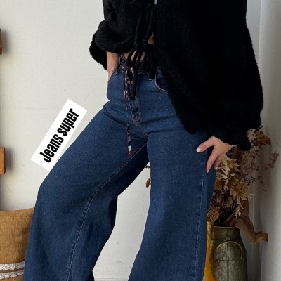 Calças de ganga azuis largas com camisola preta de malha