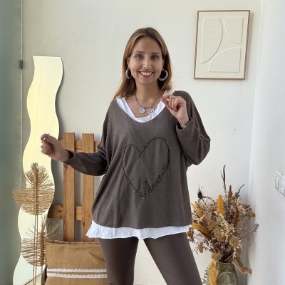 Mulher com túnica castanha com coração e palavra 'Amore', legging castanha, colar e brincos prateados
