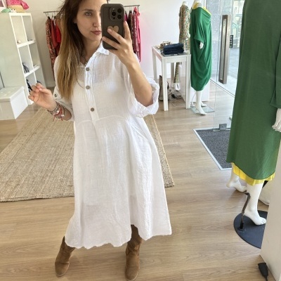 Vestido branco de tecido leve com botões em loja de roupa