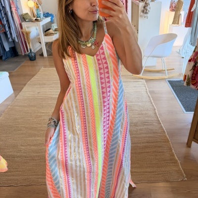 Vestido colorido com padrão de riscas verticais numa loja