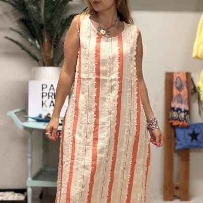 Vestido comprido riscas creme e laranja com textura usado por mulher
