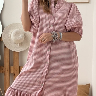 Vestido feminino xadrez rosa e branco com botões frontais e mangas bufantes
