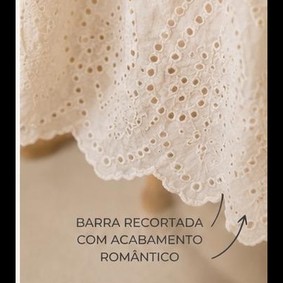 Tecido branco bordado com barra recortada e acabamento romântico