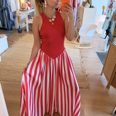 Vestido vermelho e branco com saia às riscas numa loja