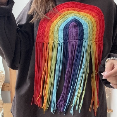 Sweatshirt preta com arco-íris colorido em croché e franjas pendentes
