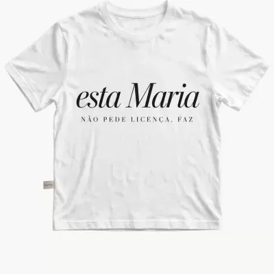T-shirt branca de algodão com texto preto esta Maria NÃO PEDE LICENÇA, FAZ