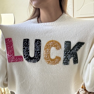 Camisola branca com letras lantejoulas coloridas