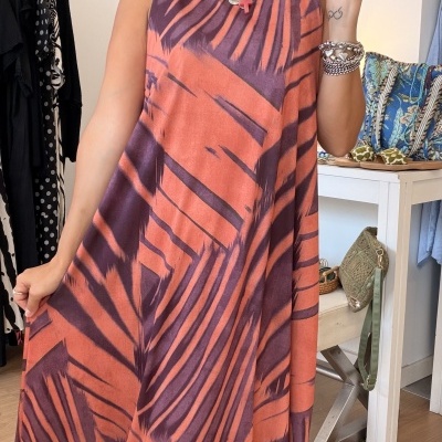 Vestido sem mangas com padrão geométrico laranja e roxo