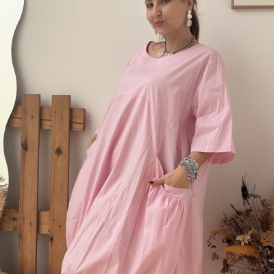 Vestido rosa claro com mangas compridas e bolsos laterais