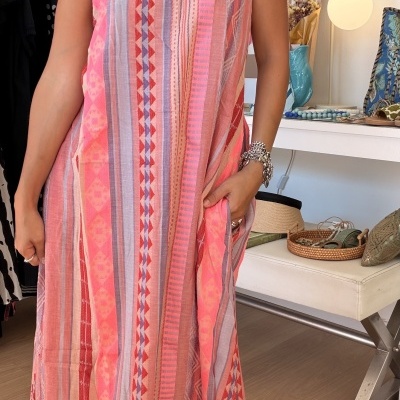 Vestido comprido com estampado colorido em riscas verticais e bolso lateral