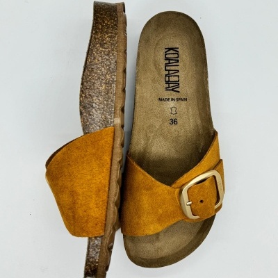 Sandálias mostarda Katalay com sola castanha e fivela dourada