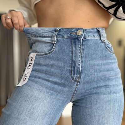 Jeans de ganga azul clara com etiqueta MIDE Feq