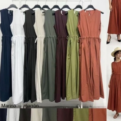 Oito vestidos sem mangas de várias cores pendurados em cabides pretos
