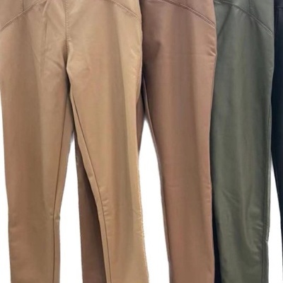 quatro calças justas em várias cores penduradas