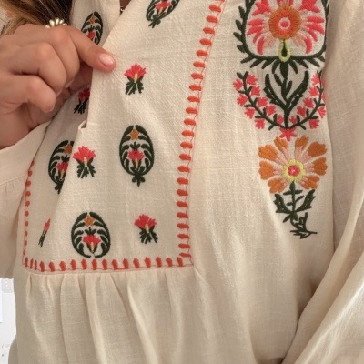 Blusa creme com bordados florais coloridos e manga comprida franzida