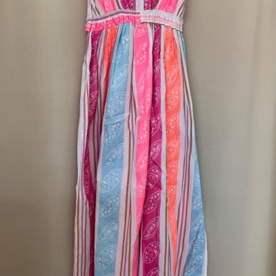 Vestido comprido às riscas coloridas pendurado num cabide