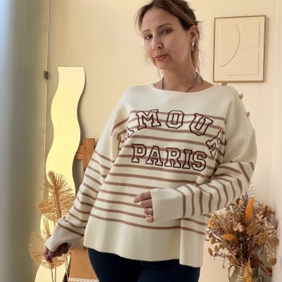 Camisola creme com riscas castanhas e texto AMOUR PARIS
