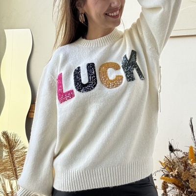 Camisola branca de malha com letras LUCY coloridas em lantejoulas