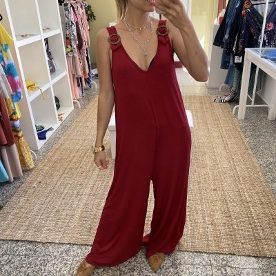 Macacão vermelho vinho de tecido liso com fivelas em alças largas