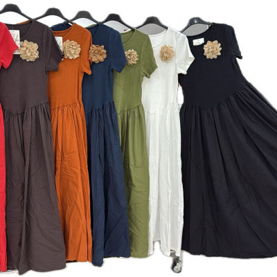 Conjunto colorido de vestidos com flor decorativa no peito