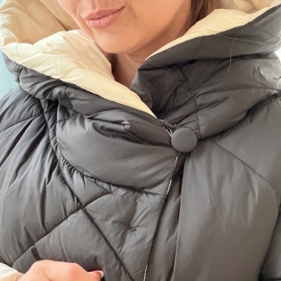 Casaco acolchoado preto com interior creme e botão revestido