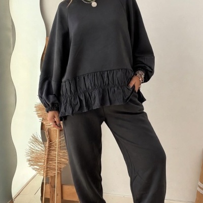 Conjunto mulher preto com sweat e calças e ténis dourados
