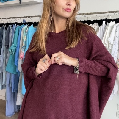 Camisola oversized vinho de malha fina com mangas compridas em loja de roupa