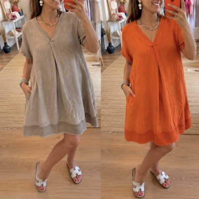 Dois vestidos curtos de manga curta, um bege e outro laranja, com decote em V e bolsos laterais.